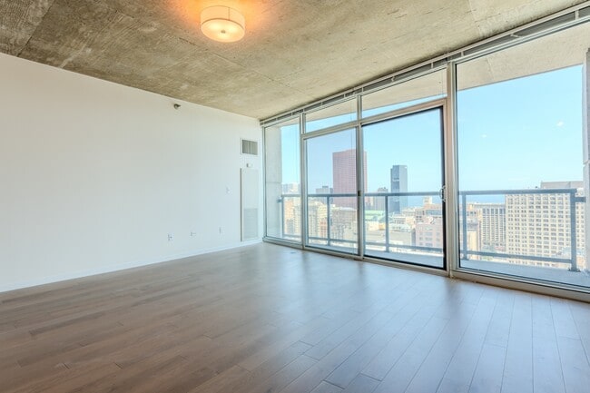 Building Photo - 611 S Wells St