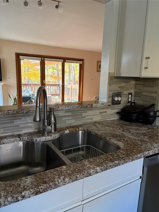 Building Photo - 48 Angela Ct