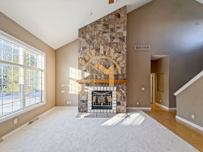 Foto del edificio - Executive Duplex: 3 Bed 3.5 Bath w/ 2 Stall Heated Garage