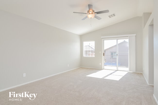 Foto del edificio - 4946 Copperlyn St