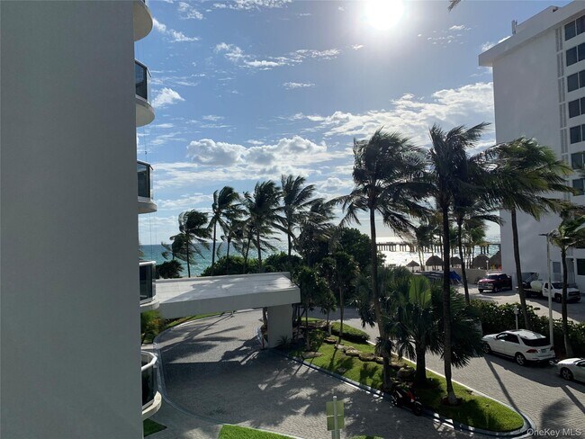 Foto del edificio - 16711 Collins Ave