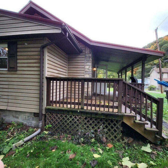 Building Photo - 3 br, 1 bath House - 209 Pleasant St