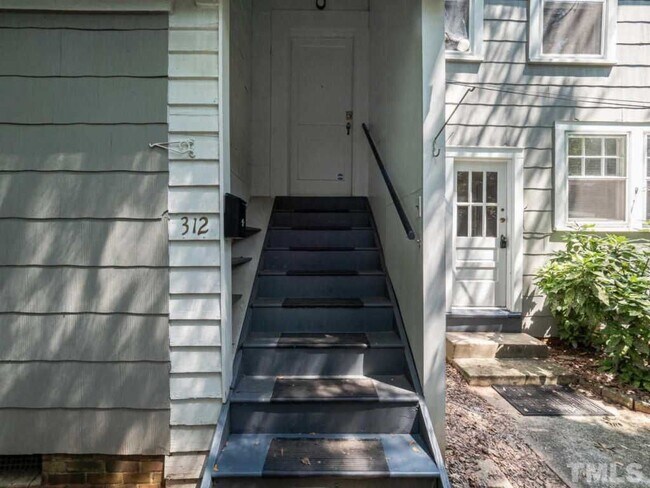 Private Entrance - 312 Pogue St