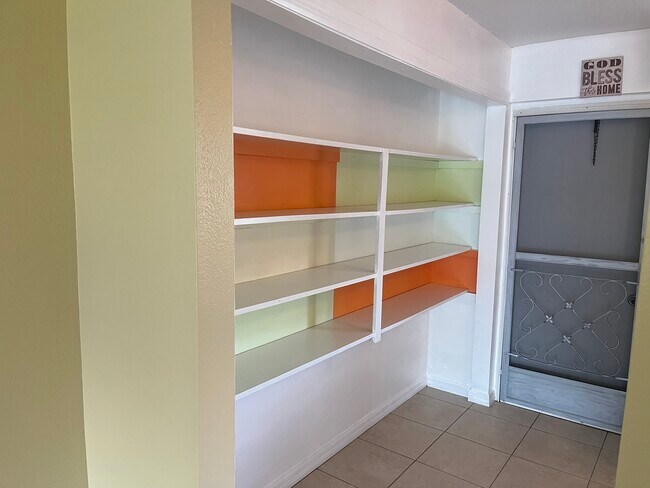 Despensa - 190 E Olmstead Dr