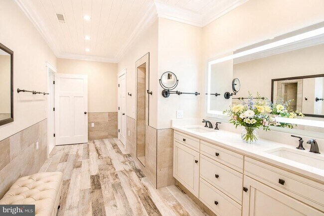 Foto del edificio - 7918 Bloomfield Rd