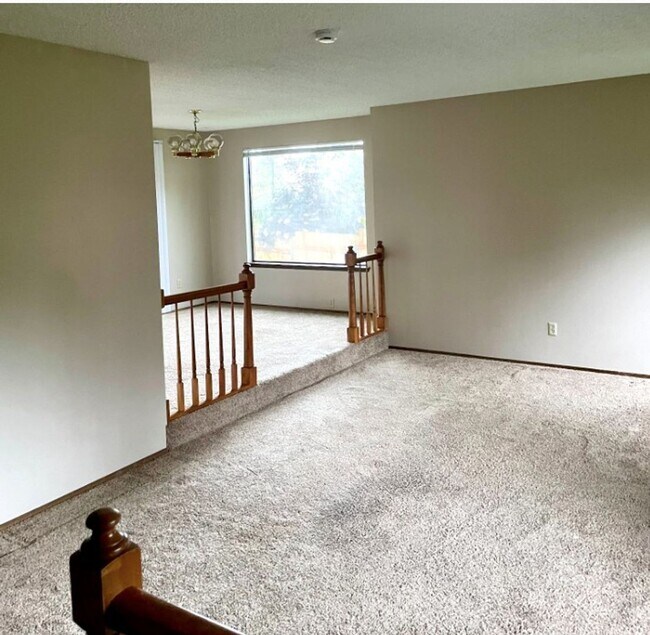 Foto del edificio - Spacious 3 Bedroom, 2.5 Bathroom Bellingham Home with Sunroom, Large Deck & Fenced Yard