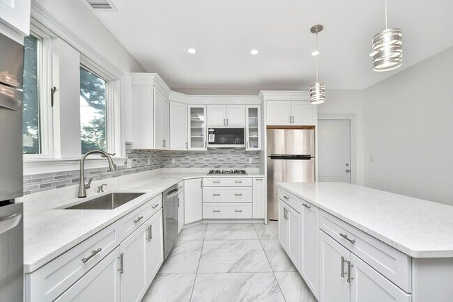 Building Photo - 87 Howland St