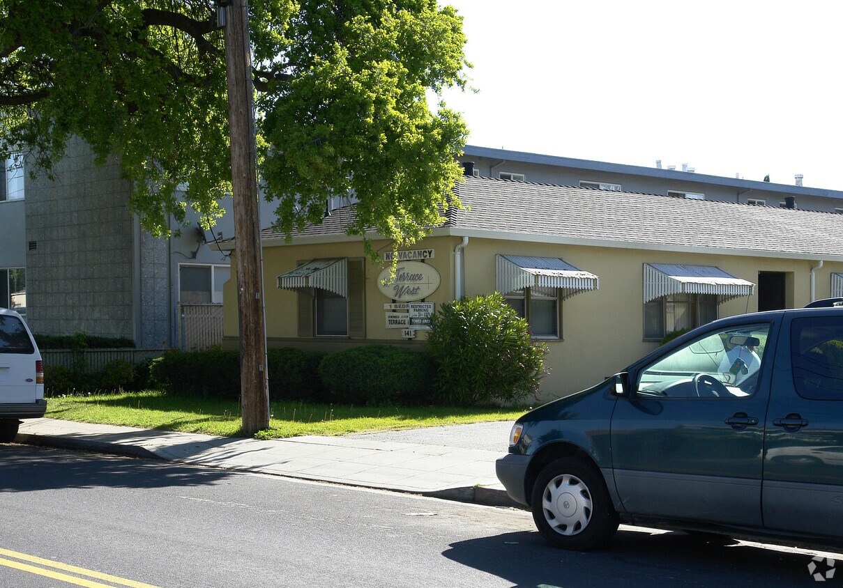 Building Photo - 141 Oak Ave