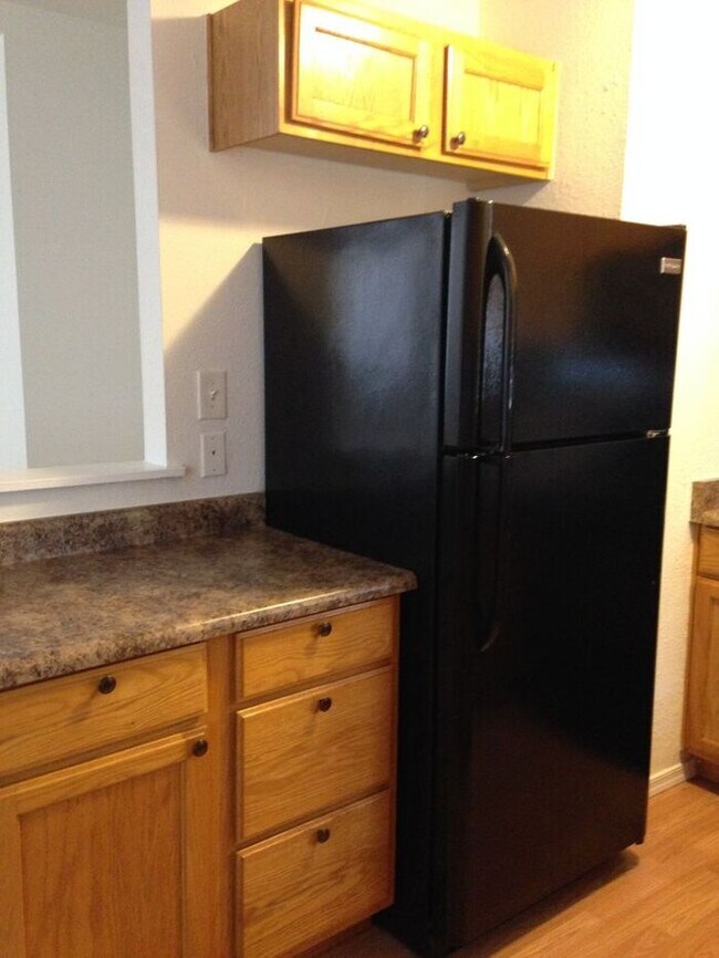 Building Photo - 1 bed/bath unit close to everything!