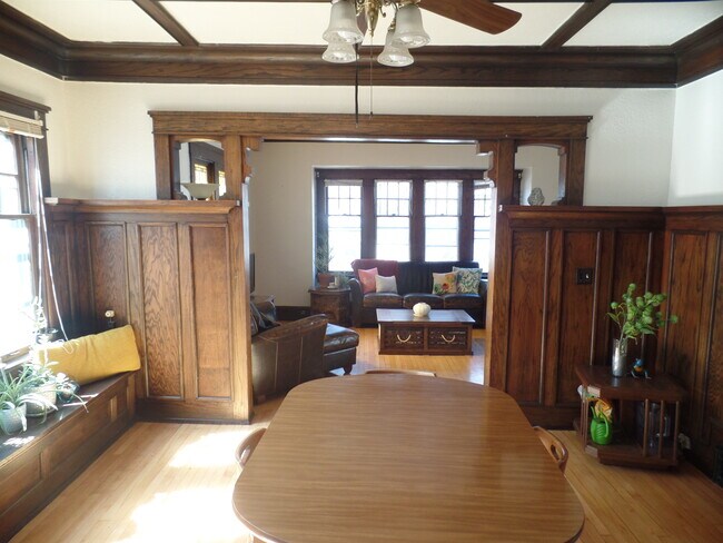 Sala de estar - 3364 N Oakland Ave