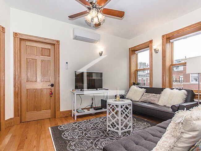 Foto del edificio - HOT BEACON HILL LISTING!!!!!!