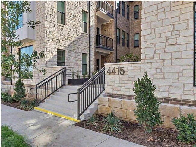 Foto del edificio - 4415 Jackson Ave