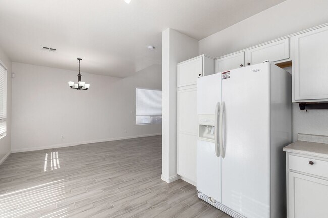 Foto del edificio - Very nice inside! Gorgeous flooring!