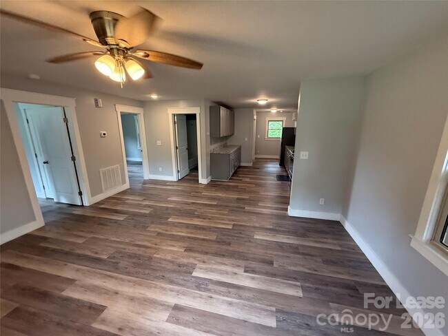 Foto del edificio - 468 River Hill Rd