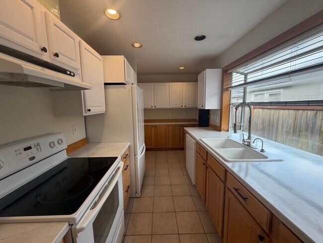 Foto del edificio - Beautiful 3 Bedroom Home in Tacoma WA - Apply Today!