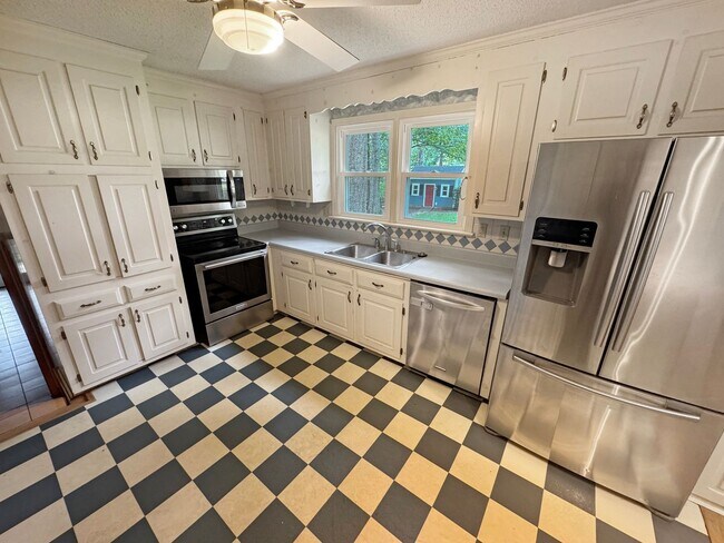 Foto del edificio - Spacious 4BR/2.5BA Home in Prime West End ...