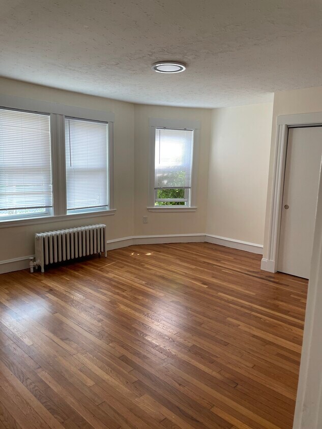 Primary Photo - 139 River St