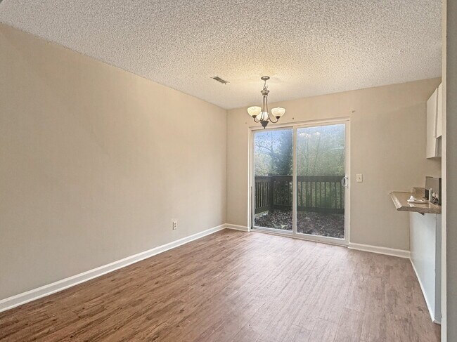 Foto del edificio - Duplex Available Immediately in North Hall