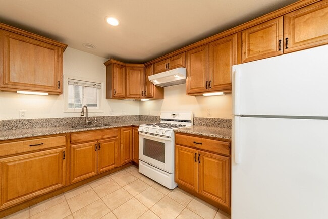 Building Photo - Studio located in Oceanside!