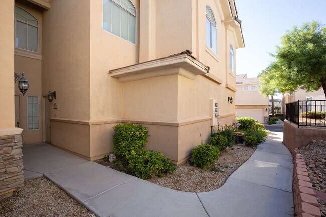 Foto del edificio - 3 Bedroom, 2 Bath Condo in Gated Community!