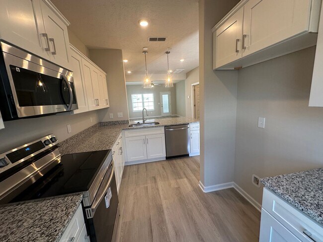Foto del edificio - BRAND NEW 3 Bed 2.5 Bath Townhome Near The...