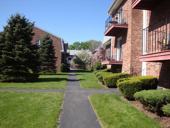 Building Photo - Pine Grove