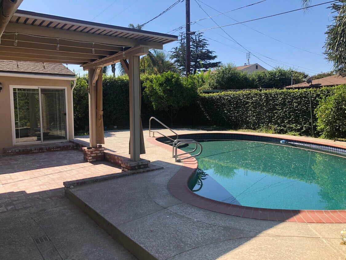 Pool area - 633 N Priscilla Ln