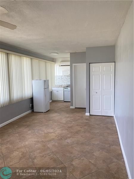 Building Photo - 1235 W River Dr