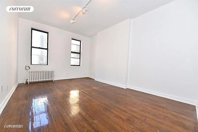 Building Photo - 301 E 95th St