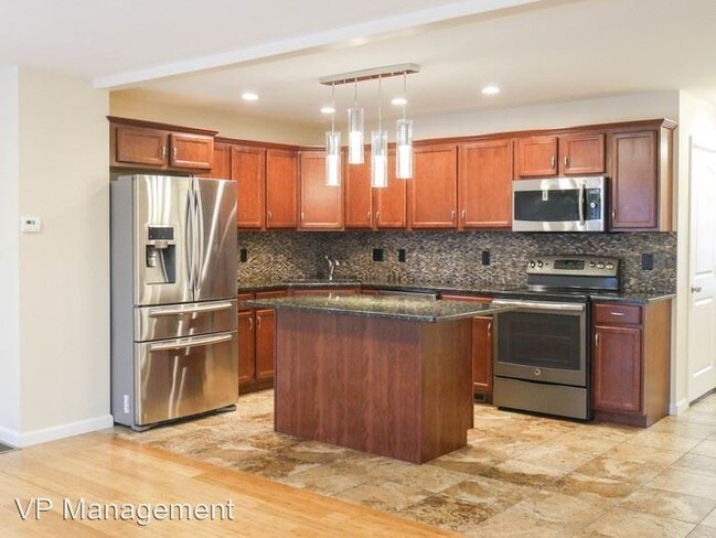Foto del edificio - 13-15 Sheri Ln