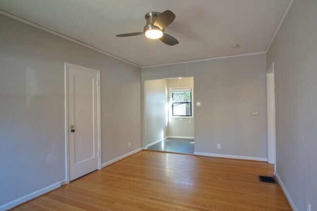 Foto del edificio - Heart of NW: Charming 1-Bedroom Ready Late...