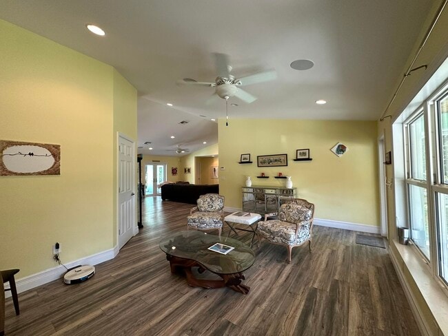 Foto del edificio - 2415 Laurel Ln