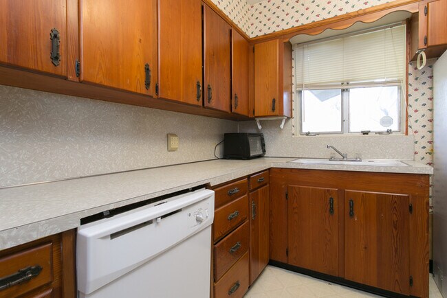 Building Photo - 36 Broadmoor Dr