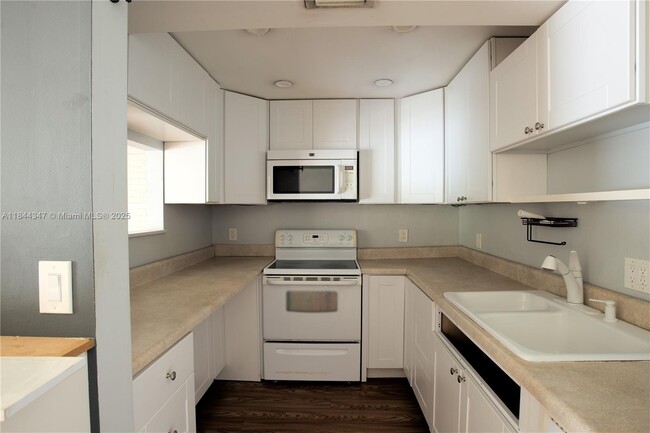 Building Photo - 4200 Crystal Lake Dr
