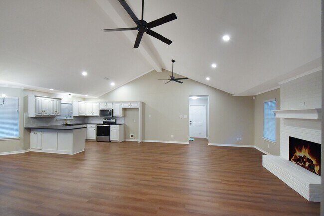 Foto del edificio - Tour Today! Stunning 3 Bedroom Remodel on 2 Acres!