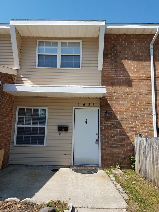 Foto principal - This spacious 3 bedroom 2.5 bathroom townh...