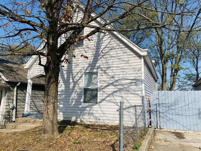 Building Photo - 2558 Ring Pl