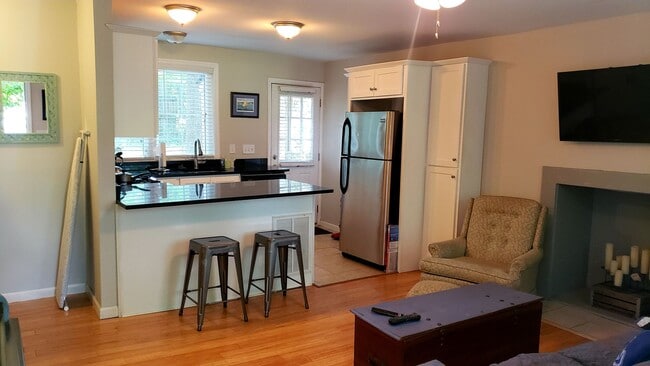 Building Photo - Cozy Private Single Family