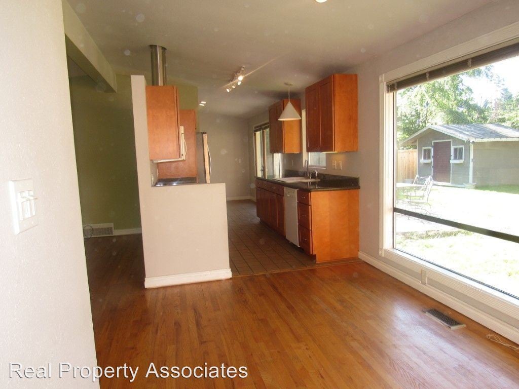 Primary Photo - 15535 SE 24th St