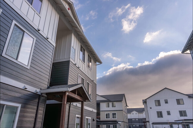 Foto del edificio - Woodburn Place Apartment Homes