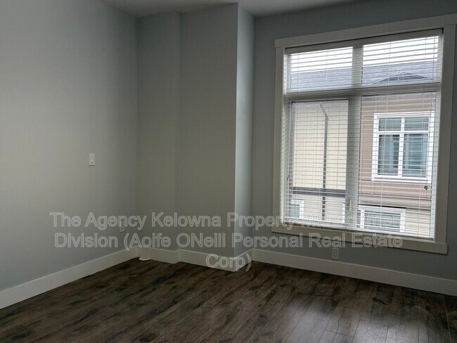 Photo du bâtiment - 1308 Rutland Rd N