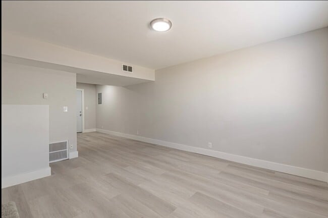 Building Photo - ZD Townhomes