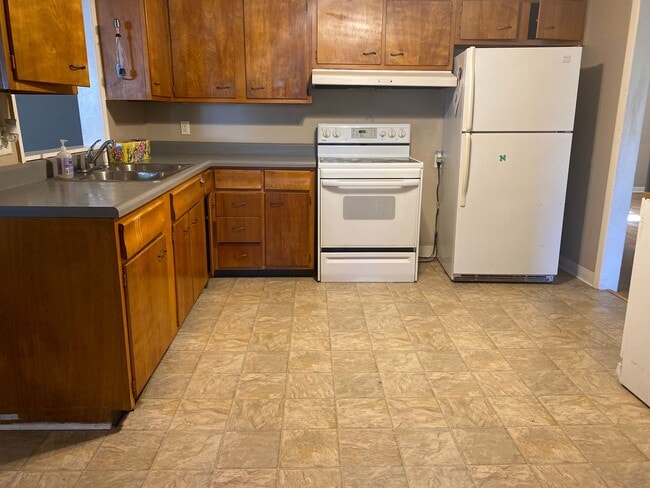 Building Photo - 3 bedroom 2 bath house