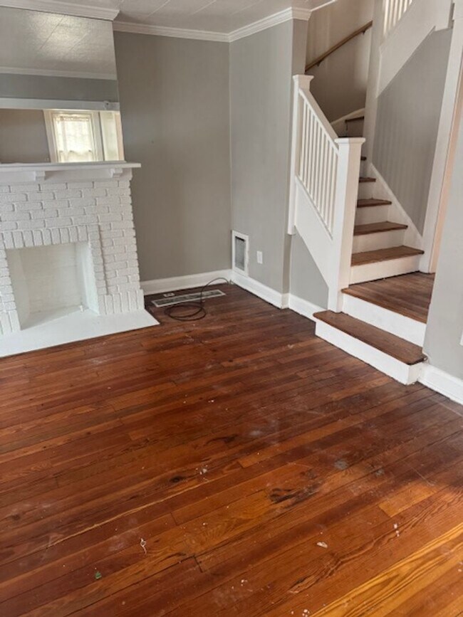 Building Photo - 3 bed/1 bath townhome in Clairton, PA 15025