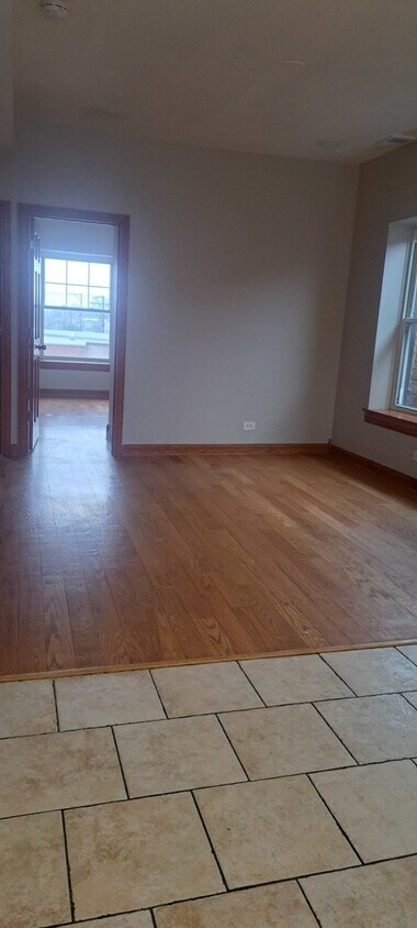 Foto del edificio - 5715 W Irving Park Rd
