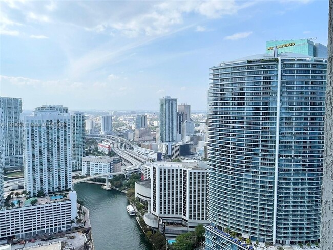 Foto del edificio - 475 Brickell Ave