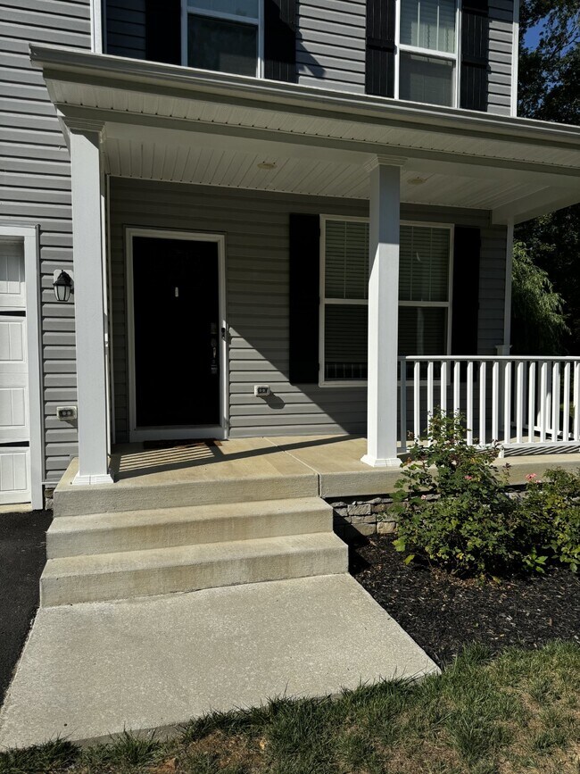 Building Photo - Beautiful LIKE-NEW 4 bed/2.5 bath Home in ...