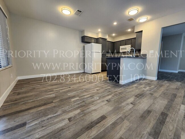 Foto del edificio - GORGEOUS~UPDATED~ 3 BEDROOM 2 BATH IN THE MATURE LAKES COMMUNITY