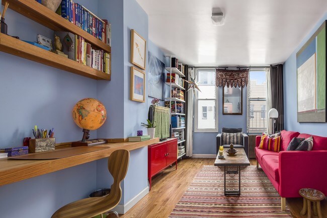 Living Area Interior Photo 2016 - 715 Lorimer St