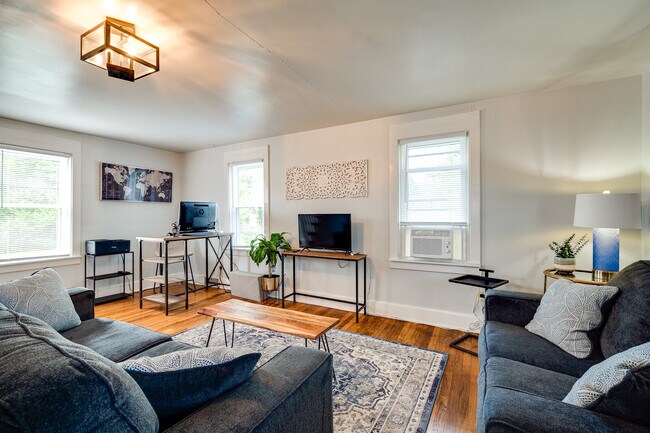 Living Room - 1517 N Limestone St